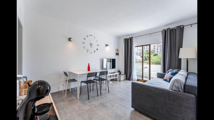 Albufeira e Olhos de Água, Albufeira에 위치한 Building Rua Vasco Santana - lovelystay - 1345591 아파트의 세련된 인테리어가 돋보이는 거실