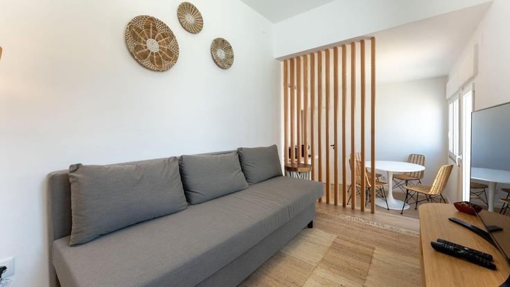 Elegant gestaltetes Wohnzimmer mit moderner Einrichtung in einer Wohnung im Building Travessa Coronel Águas - lovelystay - 1345567 in Albufeira e Olhos de Água, Albufeira