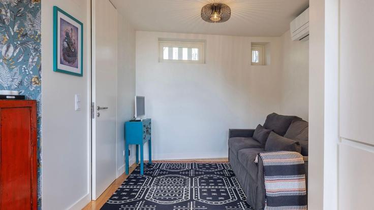 Salle de séjour élégante avec mobilier moderne dans un appartement à Building Calçada de São Vicente - lovelystay - 1407151 à Santa Maria Maior, Lisbon