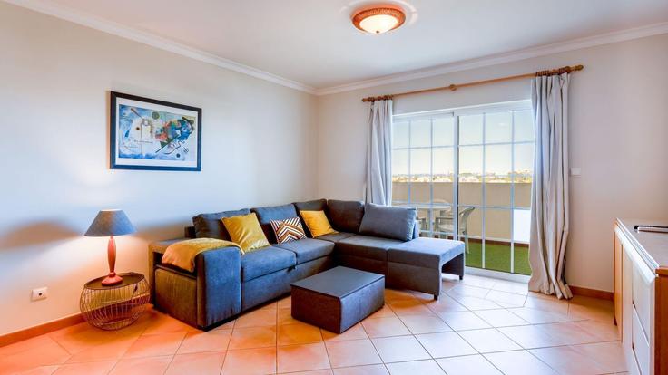 Elegante sala de estar con mobiliario moderno en un apartamento en Building Rua Estrela do Mar - lovelystay - 1345584 en Portimão, Portimão