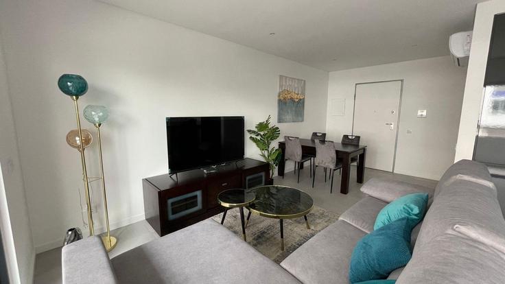 Elegante sala de estar con mobiliario moderno en un apartamento en Building Beco da Concórdia - lovelystay - 1345550 en Portimão, Portimão