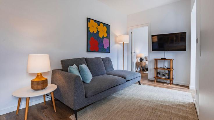 Elegante sala de estar con mobiliario moderno en un apartamento en Building Calçada do Monte - lovelystay - 1382508 en São Vicente, Lisbon