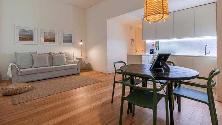 Elegant gestaltetes Wohnzimmer mit moderner Einrichtung in einer Wohnung im Building Rua do Crucifixo - lovelystay - 368469 in Santa Maria Maior, Lisbon
