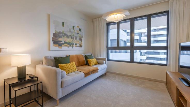 Building Rua Mário Botas - lovelystay - 1339409 adresindeki bir dairede modern mobilyalarla zarif bir şekilde tasarlanmış oturma odası Parque das Nações, Lisbon