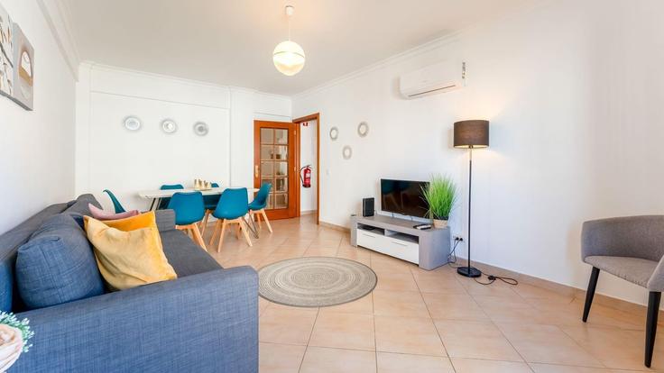 Sala de estar elegantemente projetada com móveis modernos em um apartamento no Building Rua Vitorino Nemésio - lovelystay - 1345574 em Albufeira e Olhos de Água, Albufeira