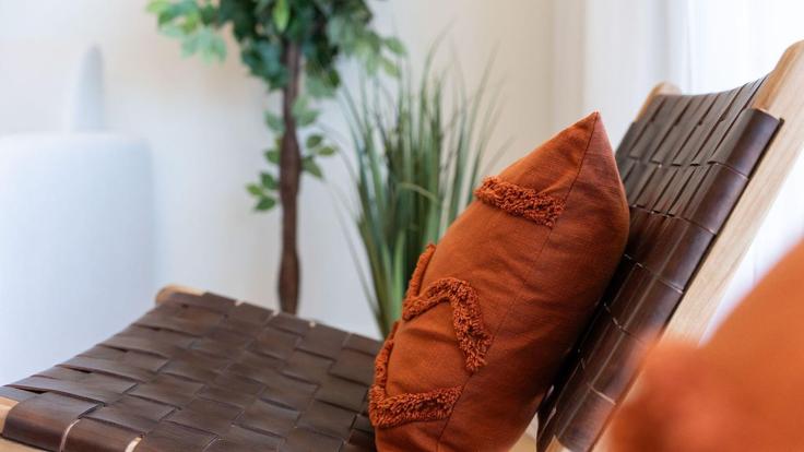 Salle de séjour élégante avec mobilier moderne dans un appartement à Building Rua do Forte Novo - lovelystay - 1323827 à Quarteira, Quarteira Salle de séjour élégante avec mobilier moderne dans un appartement à Building Rua do Forte Novo - lovelystay - 1323827 à Quarteira, Quarteira