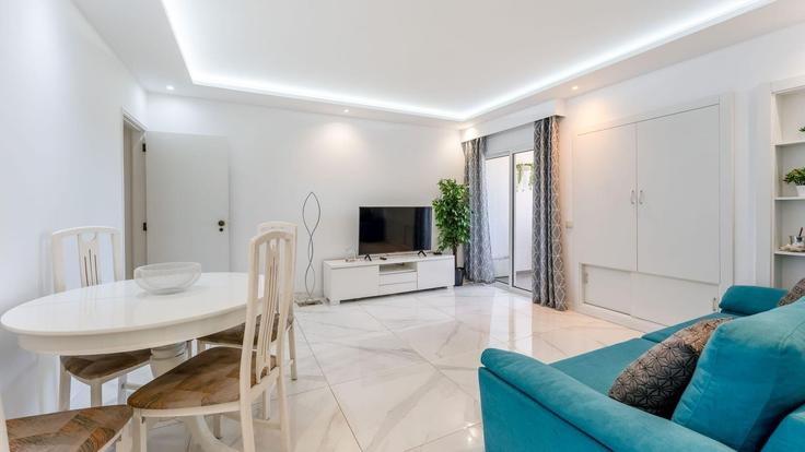 Sala de estar elegantemente projetada com móveis modernos em um apartamento no Building Rua do Estádio - lovelystay - 1345552 em Albufeira e Olhos de Água, Albufeira