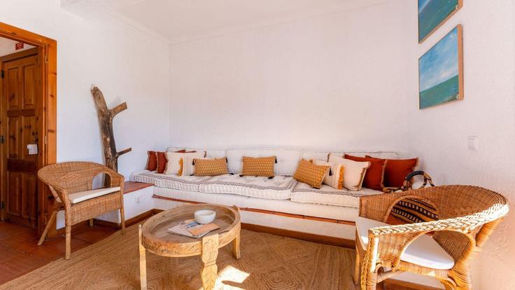 Sala de estar elegantemente projetada com móveis modernos em um apartamento no Building Areias de São João - lovelystay - 1345586 em Albufeira e Olhos de Água, Albufeira