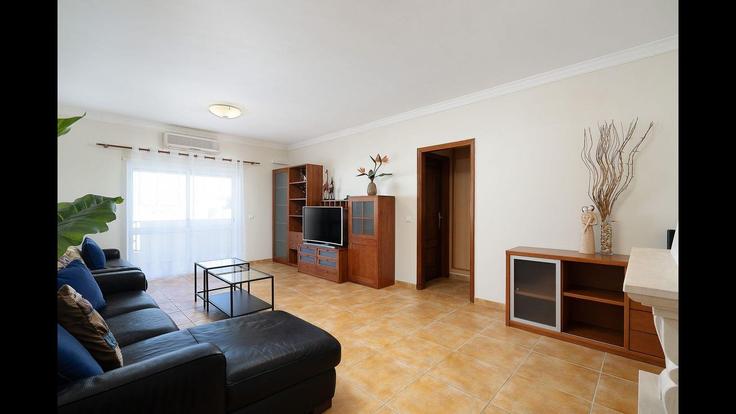 Sala de estar elegantemente projetada com móveis modernos em um apartamento no Building Travessa do Pé da Cruz - lovelystay - 1345594 em Portimão, Portimão Sala de estar elegantemente projetada com móveis modernos em um apartamento no Building Travessa do Pé da Cruz - lovelystay - 1345594 em Portimão, Portimão