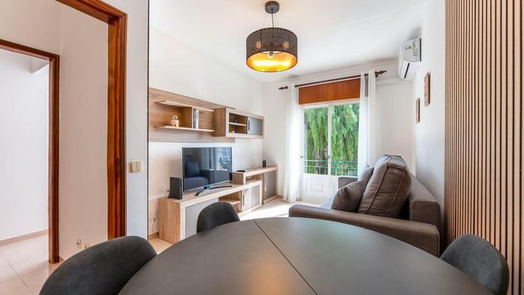 Building Rua José Joaquim Jara - lovelystay - 1345549 adresindeki bir dairede modern mobilyalarla zarif bir şekilde tasarlanmış oturma odası Santa Maria, Tavira Building Rua José Joaquim Jara - lovelystay - 1345549 adresindeki bir dairede modern mobilyalarla zarif bir şekilde tasarlanmış oturma odası Santa Maria, Tavira