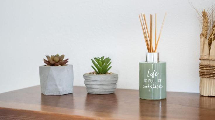 Elegant gestaltetes Wohnzimmer mit moderner Einrichtung in einer Wohnung im Building Rua da Estação - lovelystay - 1345571 in Ferreiras, Albufeira