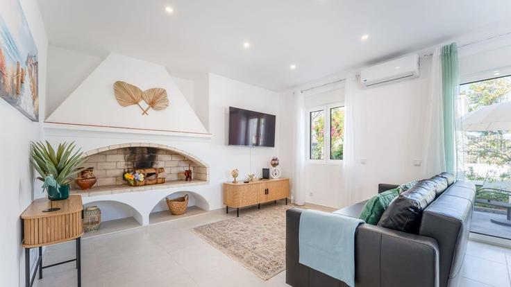 Sala de estar elegantemente projetada com móveis modernos em um apartamento no Building Rua Almeida Garrett - lovelystay - 1345559 em Albufeira e Olhos de Água, Albufeira