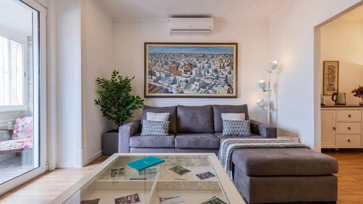 Elegant gestaltetes Wohnzimmer mit moderner Einrichtung in einer Wohnung im Building Rua Tenente Ferreira Durão - lovelystay - 1257073 - LIS in Campo de Ourique, Lisbon Elegant gestaltetes Wohnzimmer mit moderner Einrichtung in einer Wohnung im Building Rua Tenente Ferreira Durão - lovelystay - 1257073 - LIS in Campo de Ourique, Lisbon