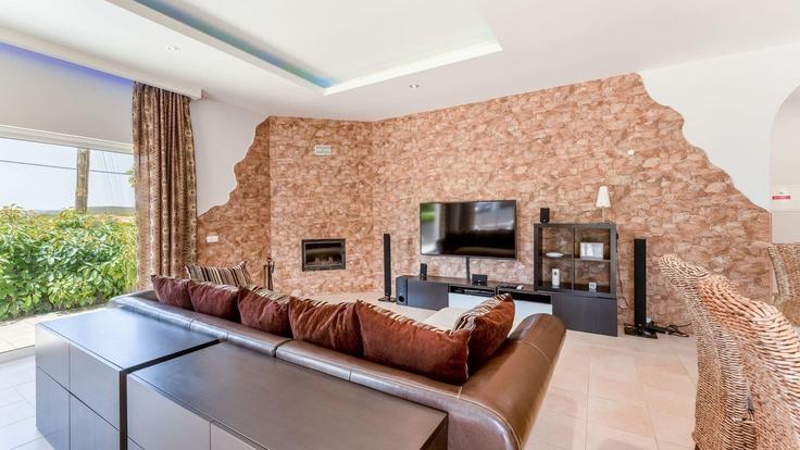 Sala de estar elegantemente projetada com móveis modernos em um apartamento no Building Rua da Romãzeira - lovelystay - 1345558 em Mexilhoeira Grande, Portimão Sala de estar elegantemente projetada com móveis modernos em um apartamento no Building Rua da Romãzeira - lovelystay - 1345558 em Mexilhoeira Grande, Portimão