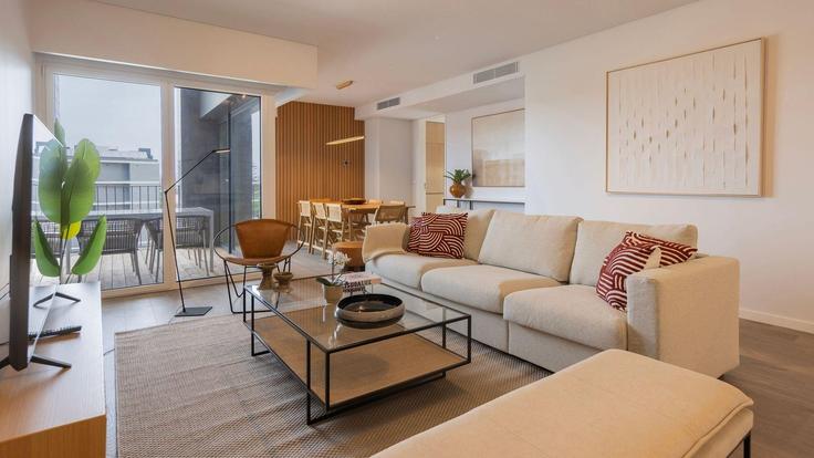 Elegant gestaltetes Wohnzimmer mit moderner Einrichtung in einer Wohnung im Building Avenida Engenheiro Adelino Amaro da Costa - lovelystay - 1339981 in Cascais e Estoril, Cascais