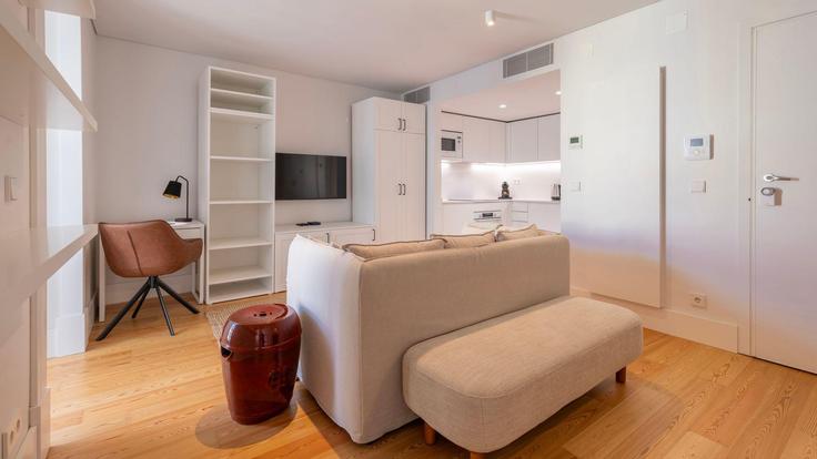 Lisbon Santa Maria MaiorのBuilding Rua Vítor Cordon - lovelystay - 1031935 - LISのアパートメントにある、モダンな家具を備えたエレガントなデザインのリビングルーム