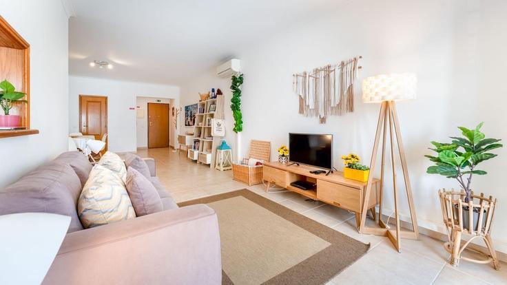 Sala de estar elegantemente projetada com móveis modernos em um apartamento no Building Rua Dom Vasco da Gama - lovelystay - 1345568 em São Gonçalo de Lagos, Lagos Sala de estar elegantemente projetada com móveis modernos em um apartamento no Building Rua Dom Vasco da Gama - lovelystay - 1345568 em São Gonçalo de Lagos, Lagos