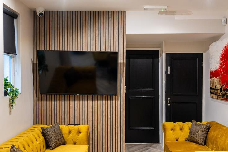 Elegant gestaltetes Wohnzimmer mit moderner Einrichtung in einer Wohnung im Building Arkles Lane - lst - 1284289 in Liverpool, Liverpool