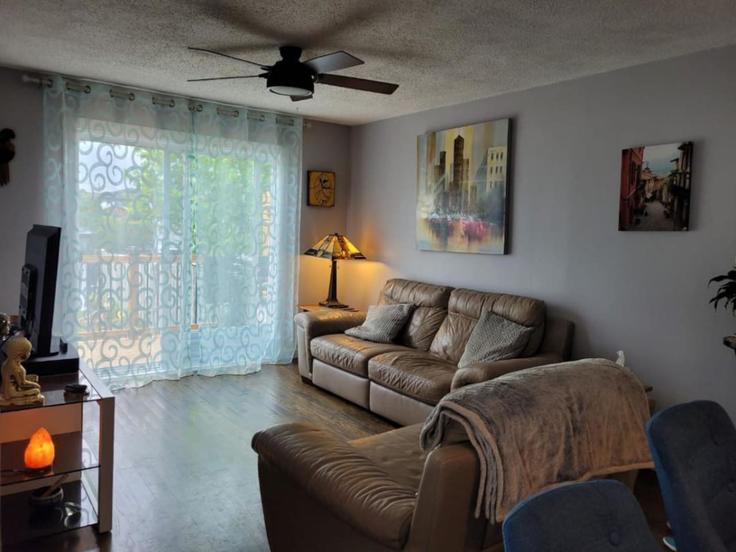 Elegante sala de estar con mobiliario moderno en un apartamento en Building Rue de Beauce - luis-torres - 1340592 en Gatineau, Gatineau