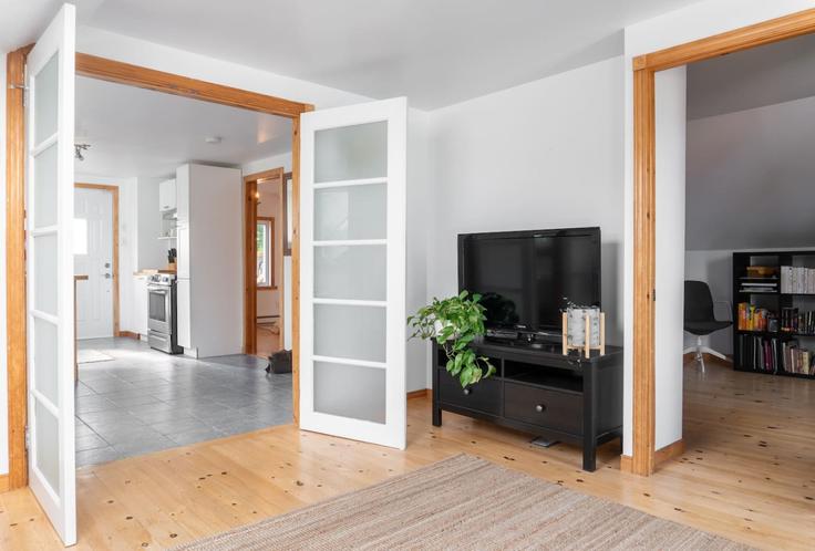 Elegante sala de estar con mobiliario moderno en un apartamento en Building Rue Napoléon-Groulx - luis-torres - 1340596 en Gatineau, Gatineau