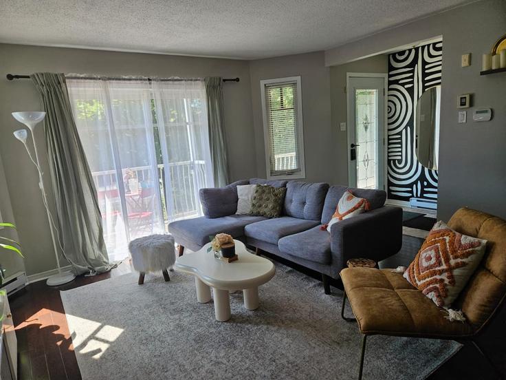 Sala de estar elegantemente projetada com móveis modernos em um apartamento no Building Chemin McConnell - luis-torres - 1340606 em Gatineau, Gatineau Sala de estar elegantemente projetada com móveis modernos em um apartamento no Building Chemin McConnell - luis-torres - 1340606 em Gatineau, Gatineau
