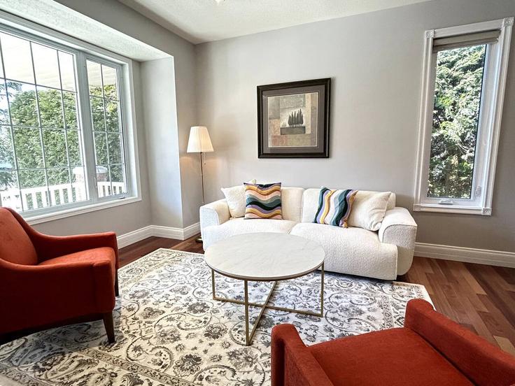 Sala de estar elegantemente projetada com móveis modernos em um apartamento no Building Laxford Drive - luis-torres - 1340609 em Kanata, Ottawa Sala de estar elegantemente projetada com móveis modernos em um apartamento no Building Laxford Drive - luis-torres - 1340609 em Kanata, Ottawa