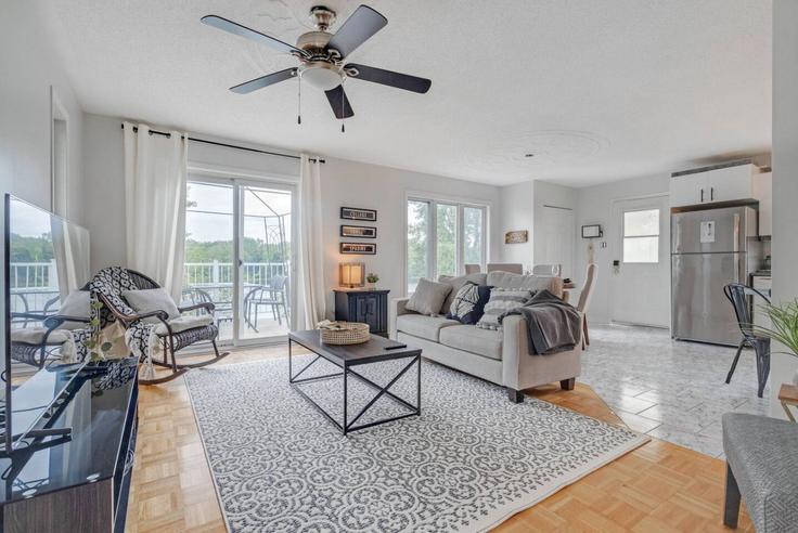 Elegante sala de estar con mobiliario moderno en un apartamento en Building Rue Riviera - luis-torres - 1359873 en Gatineau, Gatineau