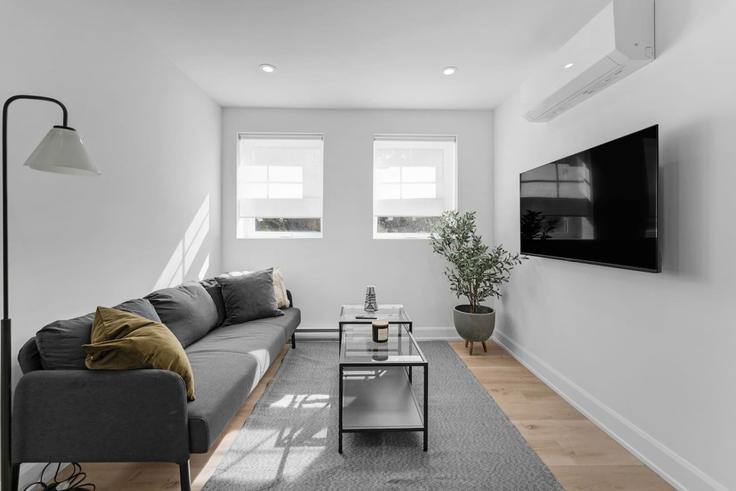 Sala de estar elegantemente projetada com móveis modernos em um apartamento no Building Somerset Street West - luis-torres - 1611302 em Somerset Ward, Ottawa Sala de estar elegantemente projetada com móveis modernos em um apartamento no Building Somerset Street West - luis-torres - 1611302 em Somerset Ward, Ottawa