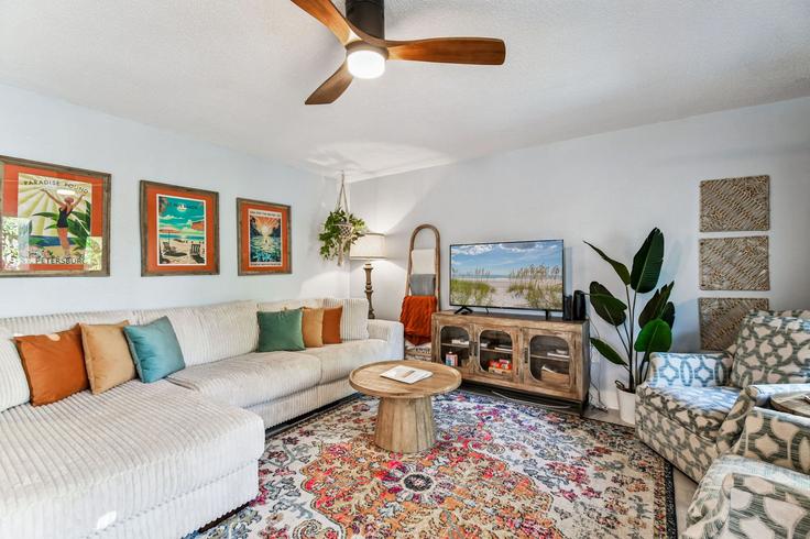 Elegant gestaltetes Wohnzimmer mit moderner Einrichtung in einer Wohnung im Building 2nd Street East - lux-paradise-properties - 1244470 - TPA in Treasure Island, Treasure Island