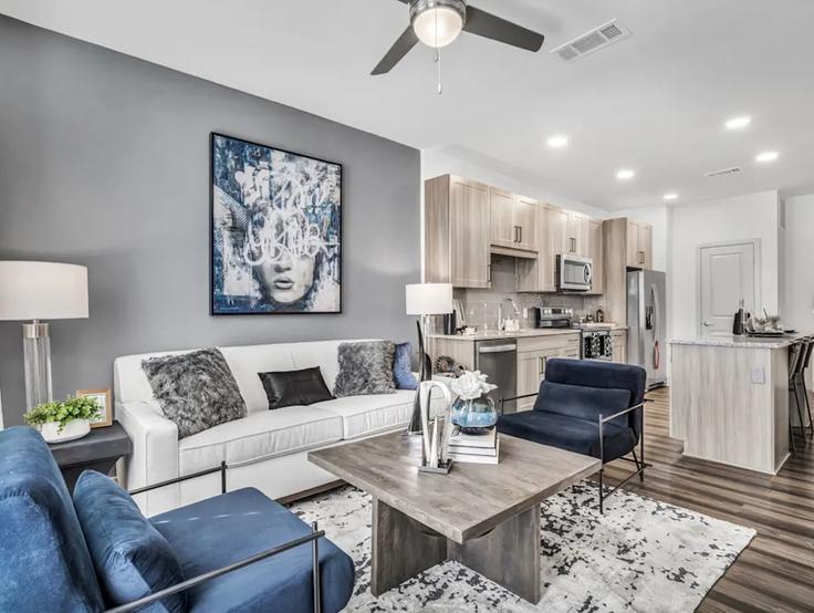 Sala de estar elegantemente projetada com móveis modernos em um apartamento no Building South Forum Drive - luxe-corporate-suites - 1633264 em Grand Prairie, Grand Prairie Sala de estar elegantemente projetada com móveis modernos em um apartamento no Building South Forum Drive - luxe-corporate-suites - 1633264 em Grand Prairie, Grand Prairie