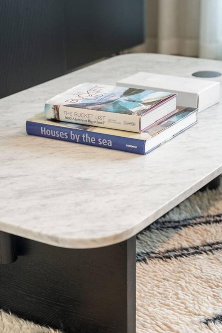 Elegant gestaltetes Wohnzimmer mit moderner Einrichtung in einer Wohnung im Building Tariaq Bedon Esm - luxe-stay-vacation-homes-rental-co-llc - 1461712 in Ras Al Khor, Dubai