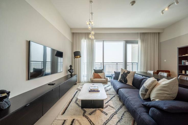 Dubai Ras Al KhorのBuilding Tariaq Bedon Esm - luxe-stay-vacation-homes-rental-co-llc - 1461712のアパートメントにある、モダンな家具を備えたエレガントなデザインのリビングルーム Dubai Ras Al KhorのBuilding Tariaq Bedon Esm - luxe-stay-vacation-homes-rental-co-llc - 1461712のアパートメントにある、モダンな家具を備えたエレガントなデザインのリビングルーム