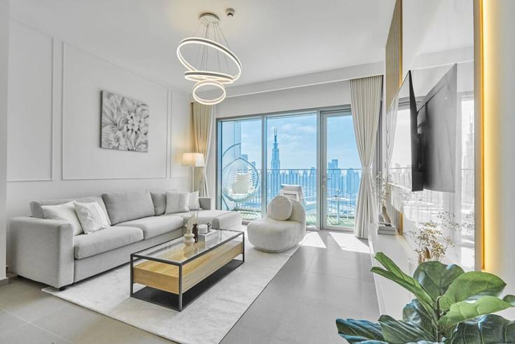 Elegant gestaltetes Wohnzimmer mit moderner Einrichtung in einer Wohnung im Building Tariaq Bedon Esm - luxe-stay-vacation-homes-rental-co-llc - 1461714 in Zaa'beel Second, Dubai