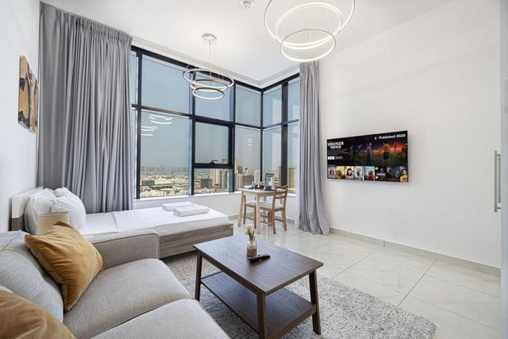 Salle de séjour élégante avec mobilier moderne dans un appartement à Building Bijada Boulevard South - luxe-stay-vacation-homes-rental-co-llc - 1461718 à Al Barsha South Fourth, Dubai