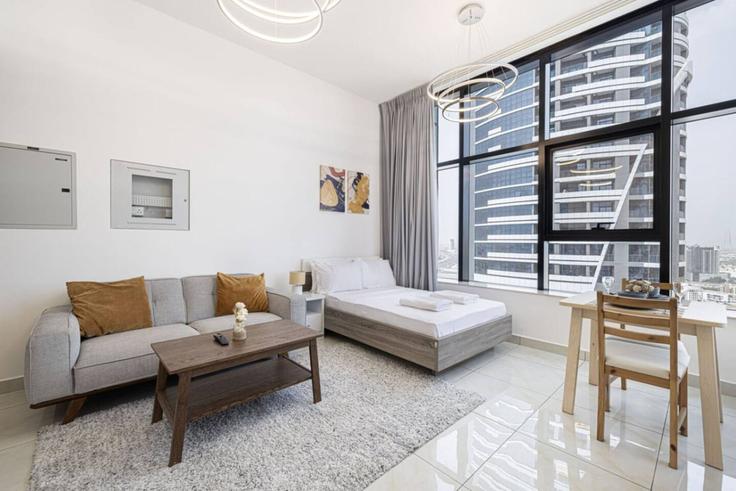 Sala de estar elegantemente projetada com móveis modernos em um apartamento no Building Bijada Boulevard South - luxe-stay-vacation-homes-rental-co-llc - 1461718 em Al Barsha South Fourth, Dubai Sala de estar elegantemente projetada com móveis modernos em um apartamento no Building Bijada Boulevard South - luxe-stay-vacation-homes-rental-co-llc - 1461718 em Al Barsha South Fourth, Dubai