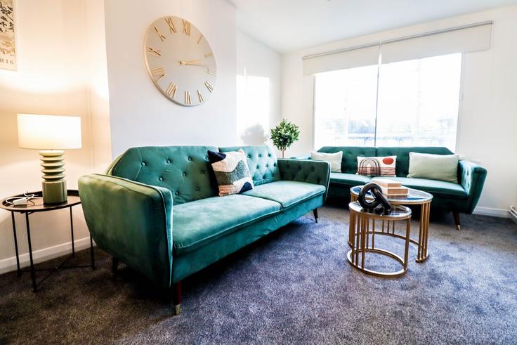 Building Parma Crescent - luxedge-real-estate-ltd - 1509486 adresindeki bir dairede modern mobilyalarla zarif bir şekilde tasarlanmış oturma odası London Borough of Wandsworth, London Building Parma Crescent - luxedge-real-estate-ltd - 1509486 adresindeki bir dairede modern mobilyalarla zarif bir şekilde tasarlanmış oturma odası London Borough of Wandsworth, London