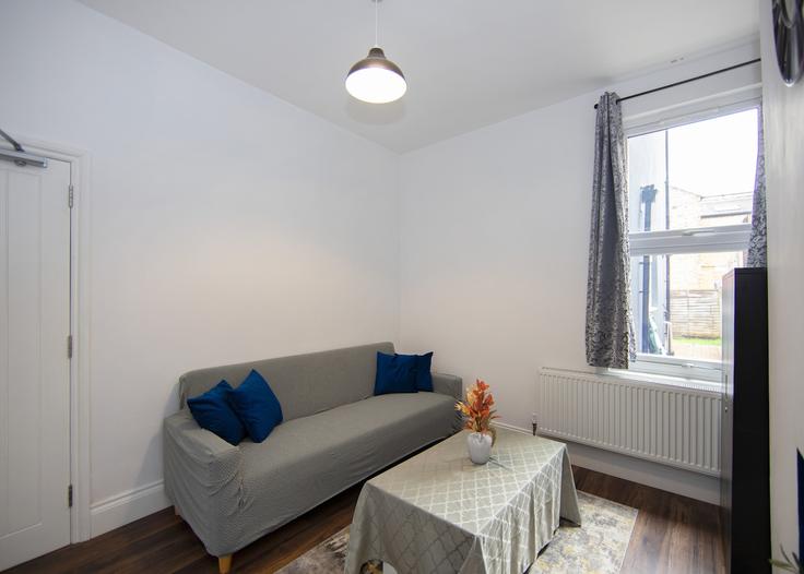 Elegante sala de estar con mobiliario moderno en un apartamento en Building Plum Lane - luxedge-real-estate-ltd - 1563994 en Royal Borough of Greenwich, London Elegante sala de estar con mobiliario moderno en un apartamento en Building Plum Lane - luxedge-real-estate-ltd - 1563994 en Royal Borough of Greenwich, London