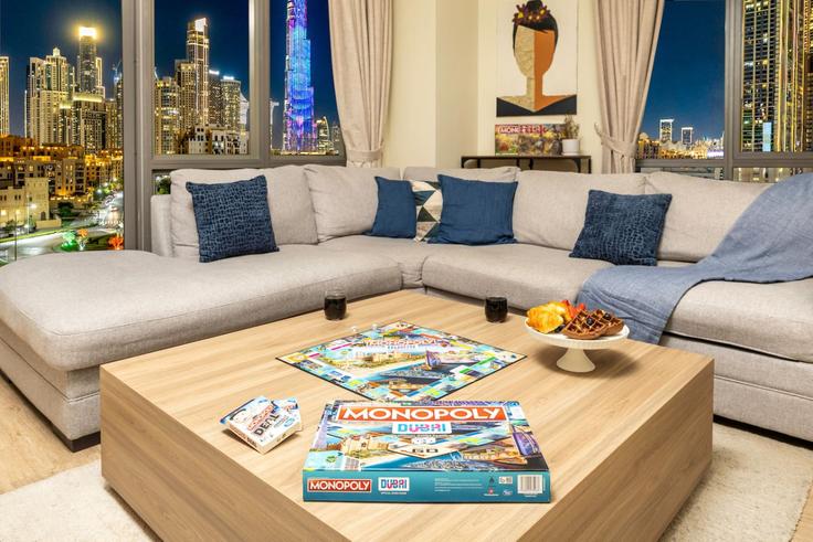 Elegant gestaltetes Wohnzimmer mit moderner Einrichtung in einer Wohnung im Building Tariaq Bedon Esm - luxelivingcollection - 1358353 in Burj Khalifa, Dubai Elegant gestaltetes Wohnzimmer mit moderner Einrichtung in einer Wohnung im Building Tariaq Bedon Esm - luxelivingcollection - 1358353 in Burj Khalifa, Dubai