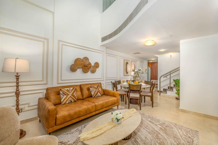 Dubai Trade CenterのBuilding Al Mustaqbal Street - luxelivingcollection - 1378254のアパートメントにある、モダンな家具を備えたエレガントなデザインのリビングルーム