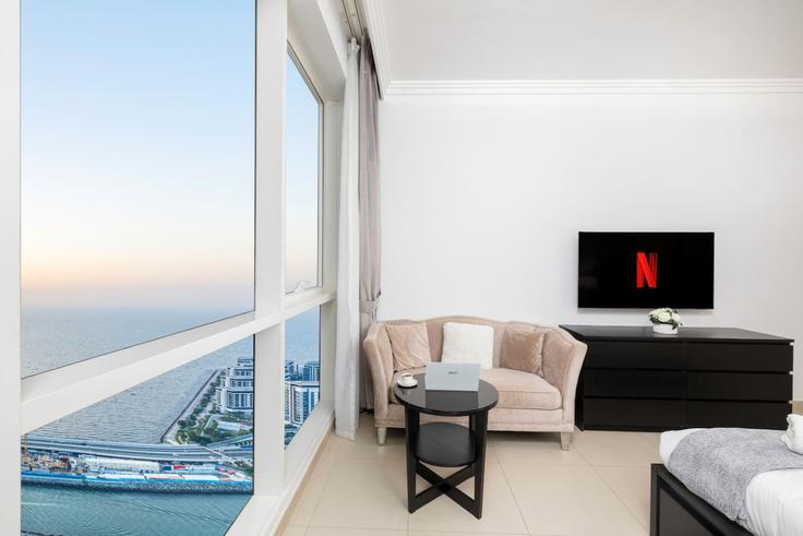 Salle de séjour élégante avec mobilier moderne dans un appartement à Building The Walk - luxelivingcollection - 1403570 à Dubai Marina, Dubai