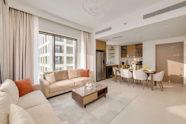 Elegante sala de estar con mobiliario moderno en un apartamento en Building Unnamed Road - luxelivingcollection - 1609270 en Al Kheeran First, Dubai Elegante sala de estar con mobiliario moderno en un apartamento en Building Unnamed Road - luxelivingcollection - 1609270 en Al Kheeran First, Dubai