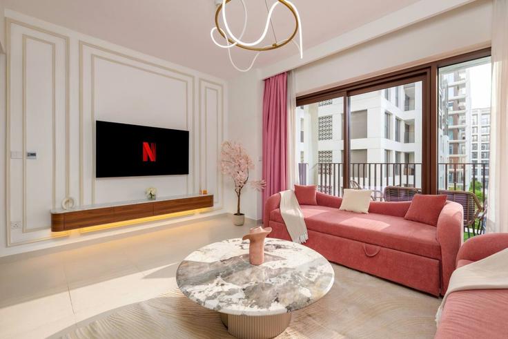 Elegante sala de estar con mobiliario moderno en un apartamento en Building Unnamed Road - luxelivingcollection - 1609271 en Al Kheeran First, Dubai Elegante sala de estar con mobiliario moderno en un apartamento en Building Unnamed Road - luxelivingcollection - 1609271 en Al Kheeran First, Dubai
