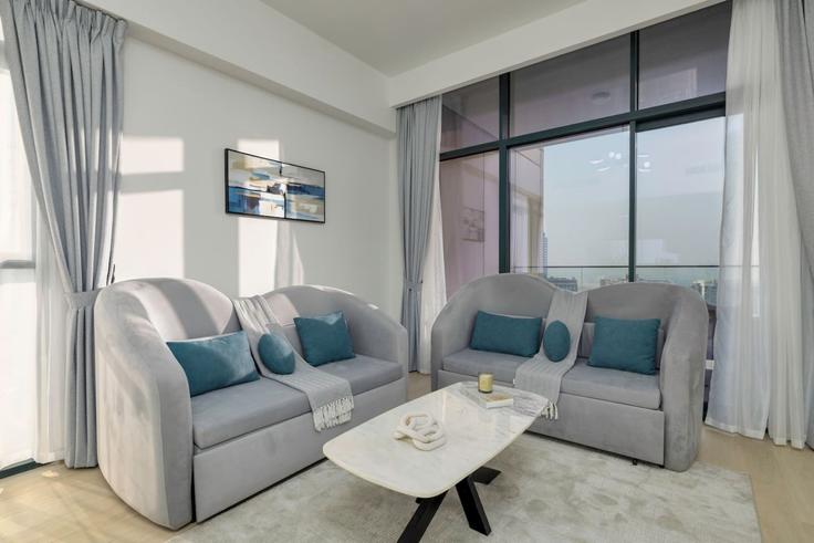 Sala de estar elegantemente projetada com móveis modernos em um apartamento no Building Unnamed Road - luxelivingcollection - 1622246 em Nad Al Sheba, Dubai Sala de estar elegantemente projetada com móveis modernos em um apartamento no Building Unnamed Road - luxelivingcollection - 1622246 em Nad Al Sheba, Dubai