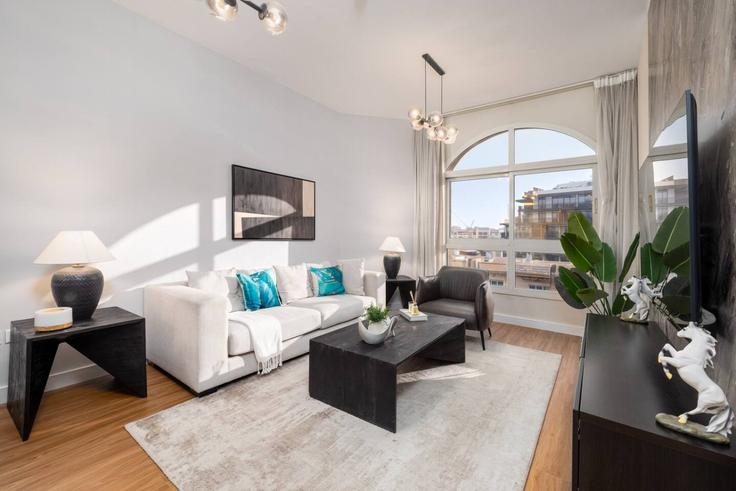 Al Barsha South Fourth, Dubai에 위치한 Building Street 9 - luxelivingcollection - 1627635 유닛의 세련된 인테리어가 돋보이는 거실
