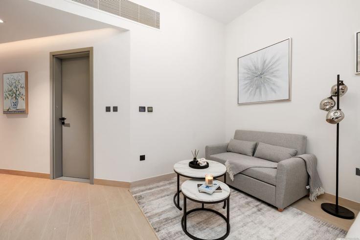 Sala de estar elegantemente projetada com móveis modernos em um apartamento no Building Ras Al Khor Road - luxelivingcollection - 1695289 em Business Bay, Dubai Sala de estar elegantemente projetada com móveis modernos em um apartamento no Building Ras Al Khor Road - luxelivingcollection - 1695289 em Business Bay, Dubai