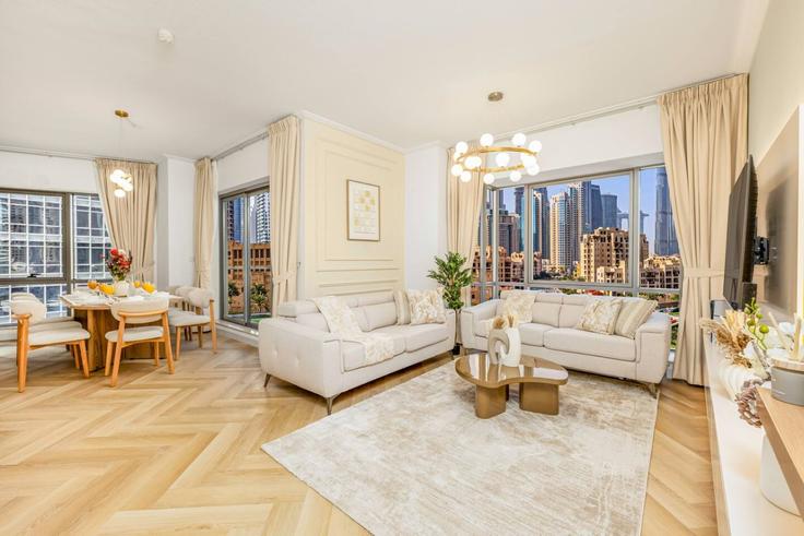 Salle de séjour élégante avec mobilier moderne dans un appartement à Building Tariaq Bedon Esm - luxelivingcollection - 1698422 à Burj Khalifa, Dubai