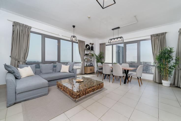 Elegante sala de estar con mobiliario moderno en un apartamento en Building Tariaq Bedon Esm - luxfolio-retreats-1 - 1526793 en Downtown Dubai, Dubai