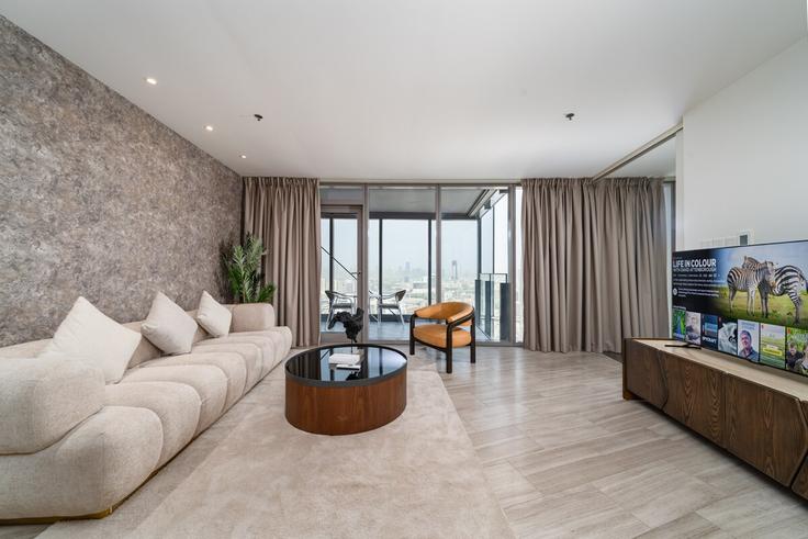 Elegante sala de estar con mobiliario moderno en un apartamento en Building Al Khail Road - luxfolio-retreats - 1515326 en Al Jadaf, Dubai