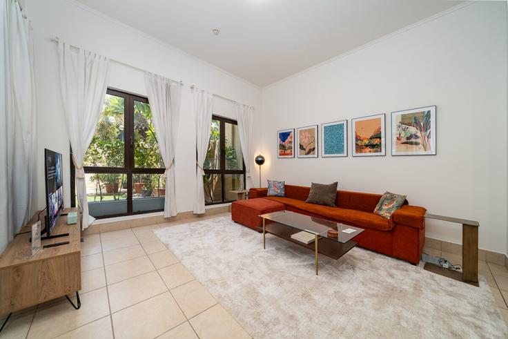 Sala de estar elegantemente projetada com móveis modernos em um apartamento no Building Sheikh Mohammed bin Rashid Boulevard - luxfolio-retreats - 1515342 em Burj Khalifa, Dubai