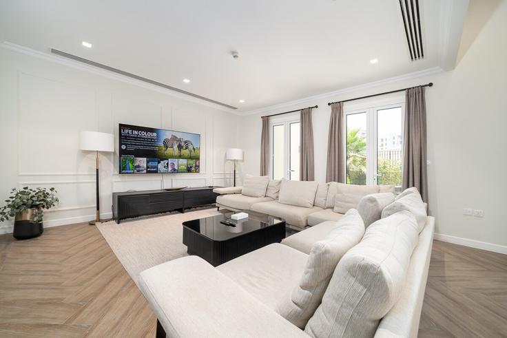 Elegant gestaltetes Wohnzimmer mit moderner Einrichtung in einer Wohnung im Building Tariaq Bedon Esm - luxfolio-retreats - 1515401 in Jumeirah, Dubai Elegant gestaltetes Wohnzimmer mit moderner Einrichtung in einer Wohnung im Building Tariaq Bedon Esm - luxfolio-retreats - 1515401 in Jumeirah, Dubai